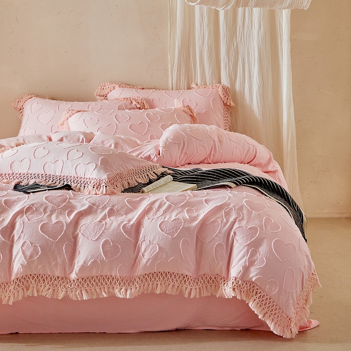 91家纺网 家纺一手货源 找家纺 缘生活 2026春夏新款民宿立体剪花蝴蝶结流苏四件套 剪花爱心流苏粉色