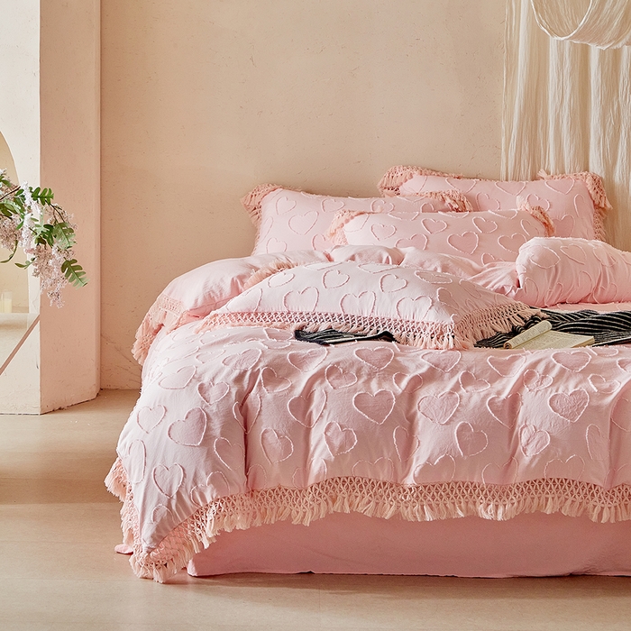 91家纺网 家纺一手货源 找家纺 缘生活 2026春夏新款民宿立体剪花蝴蝶结流苏四件套 剪花爱心流苏粉色