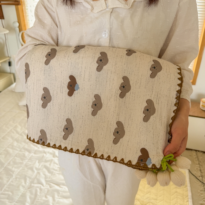 91家纺网 家纺一手货源 找家纺 潮邦创意家居 2026新A类全棉双层纱三角针四角郁金香吊坠盖毯—郁金纱语系列【含A类检测报告】 狗狗爱