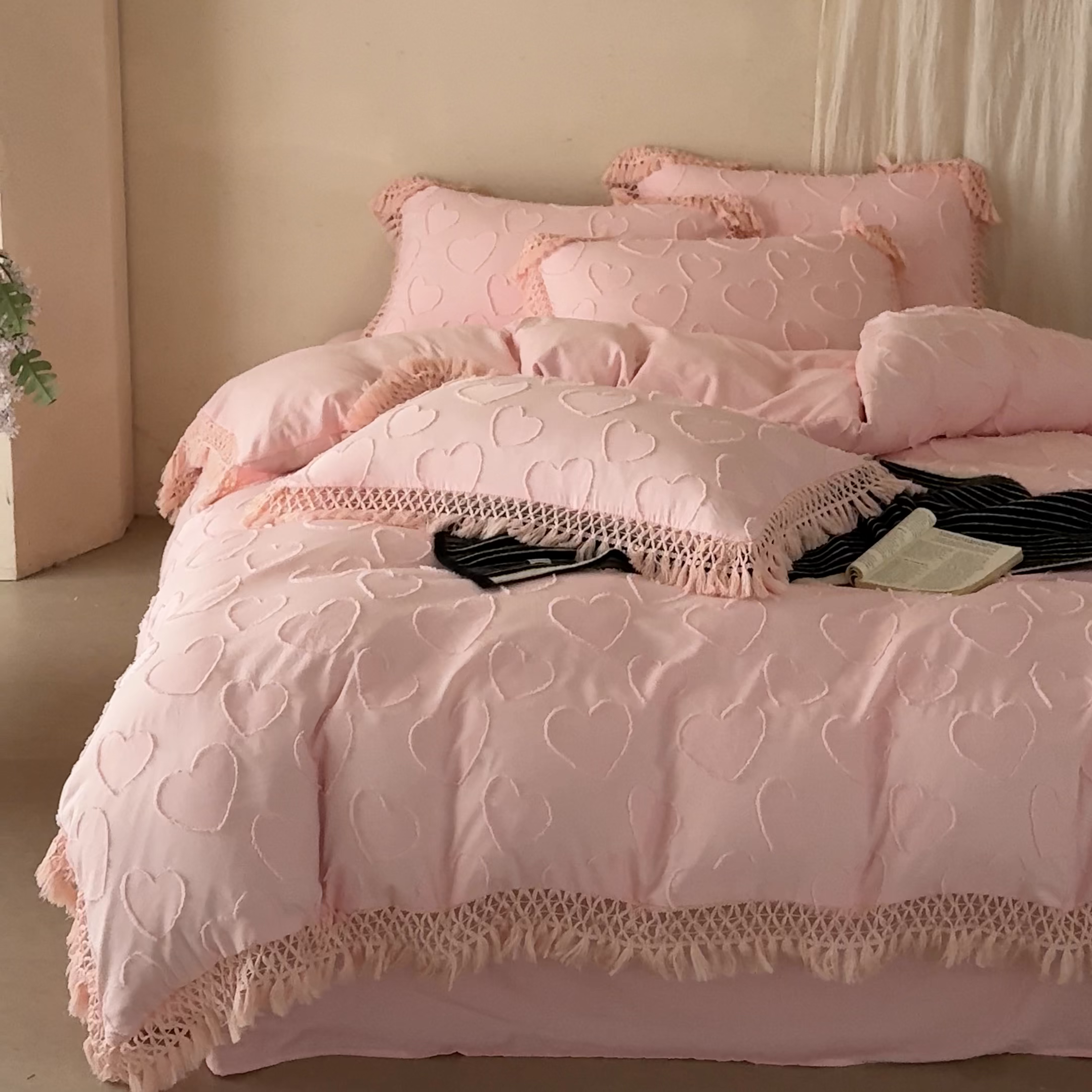 91家纺网 家纺一手货源 找家纺 缘生活 2026春夏新款民宿立体剪花蝴蝶结流苏四件套 剪花爱心流苏粉色