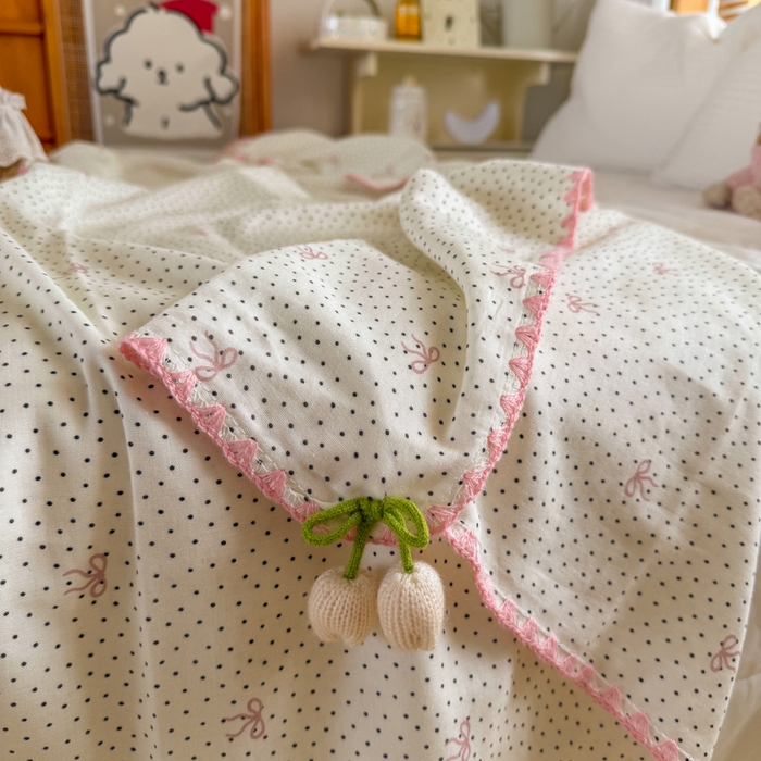 91家纺网 家纺一手货源 找家纺 潮邦创意家居 2026新A类全棉双层纱三角针四角郁金香吊坠盖毯—郁金纱语系列【含A类检测报告】 黑点粉结