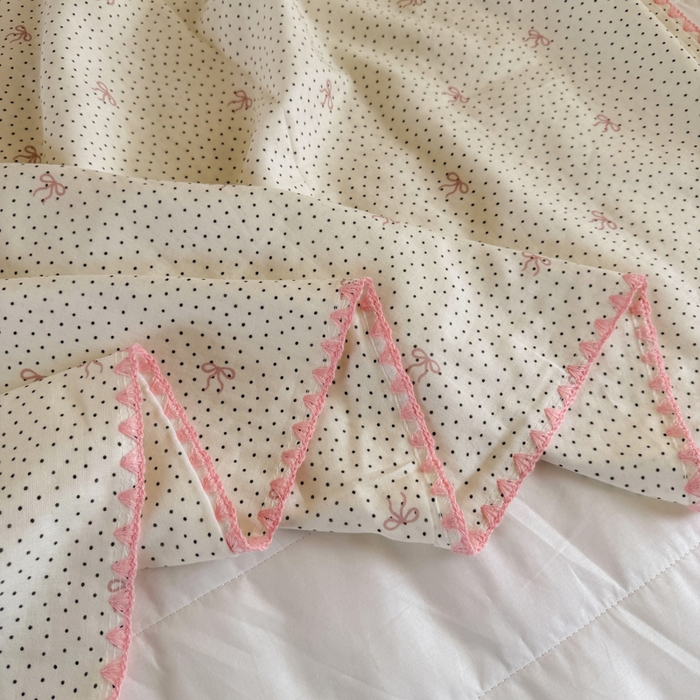 91家纺网 家纺一手货源 找家纺 潮邦创意家居 2026新A类全棉双层纱三角针四角郁金香吊坠盖毯—郁金纱语系列【含A类检测报告】 黑点粉结