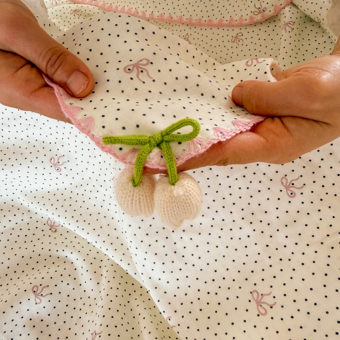 91家纺网 家纺一手货源 找家纺 潮邦创意家居 2026新A类全棉双层纱三角针四角郁金香吊坠盖毯—郁金纱语系列【含A类检测报告】 黑点粉结