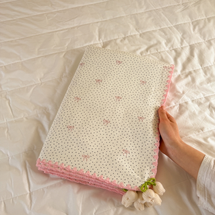 91家纺网 家纺一手货源 找家纺 潮邦创意家居 2026新A类全棉双层纱三角针四角郁金香吊坠盖毯—郁金纱语系列【含A类检测报告】 黑点粉结