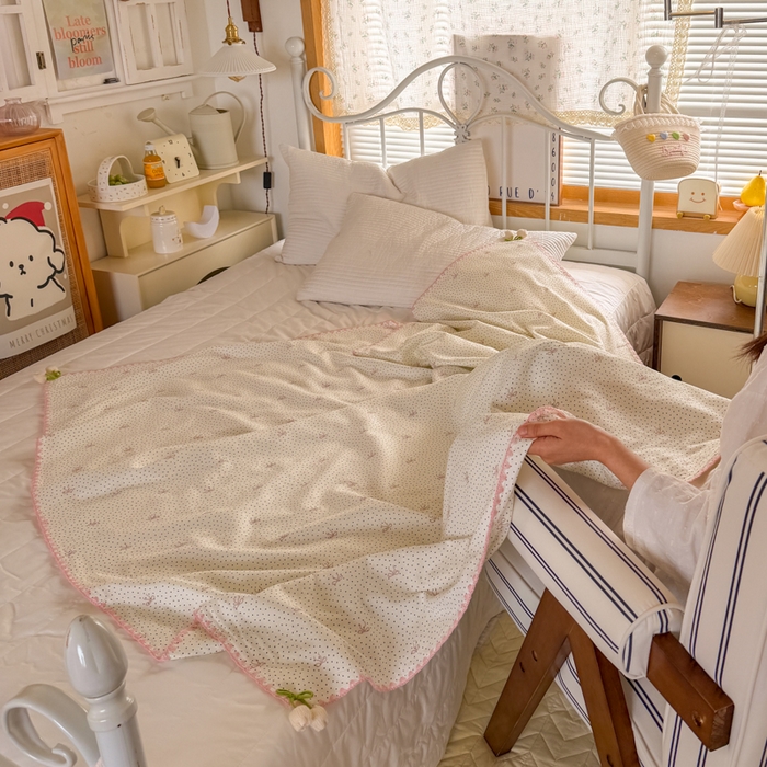 91家纺网 家纺一手货源 找家纺 潮邦创意家居 2026新A类全棉双层纱三角针四角郁金香吊坠盖毯—郁金纱语系列【含A类检测报告】 黑点粉结