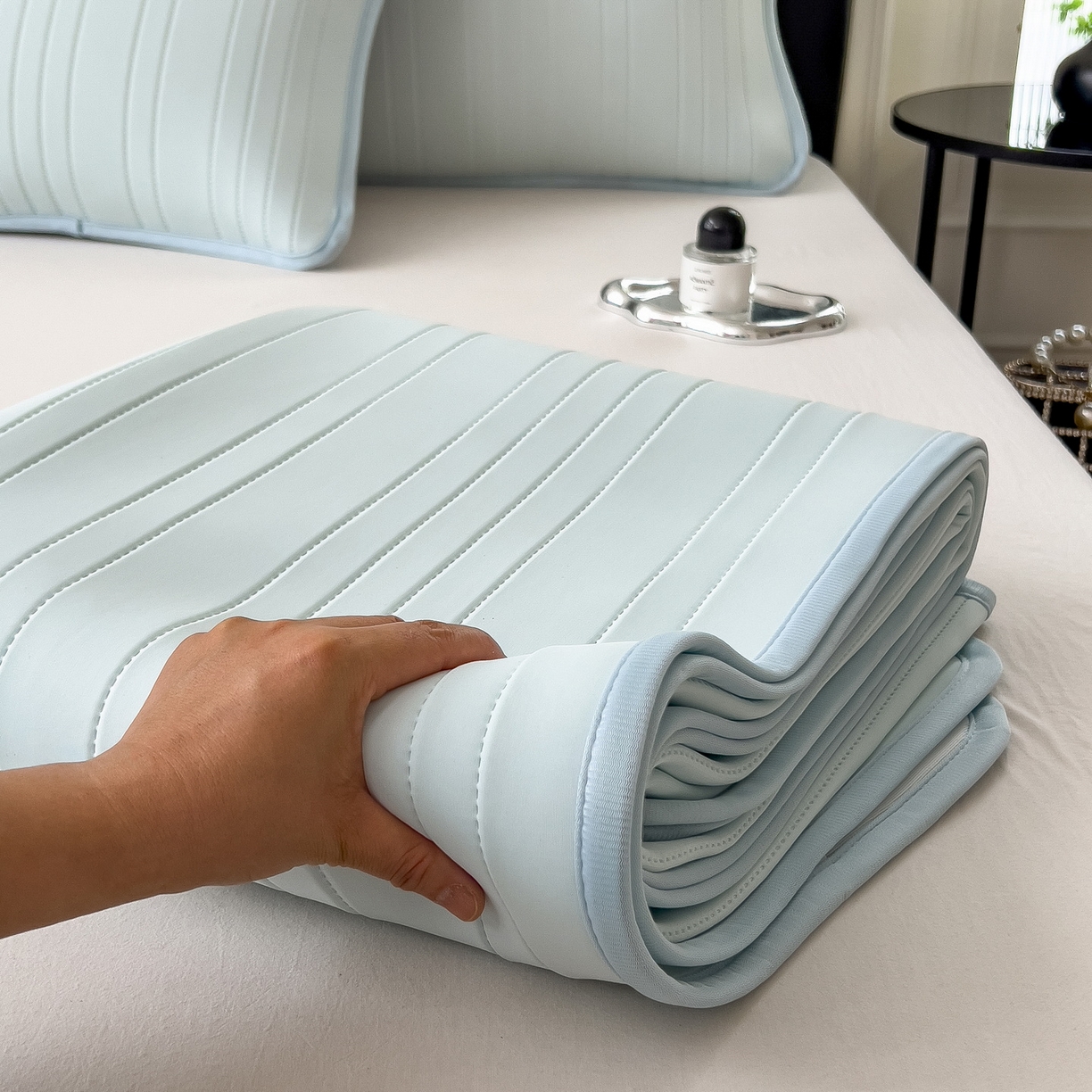 91家纺网 家纺一手货源 找家纺 丝羽坊 2026新款云朵凉感纯色小冰皮软凉席-平铺款 甜心蓝