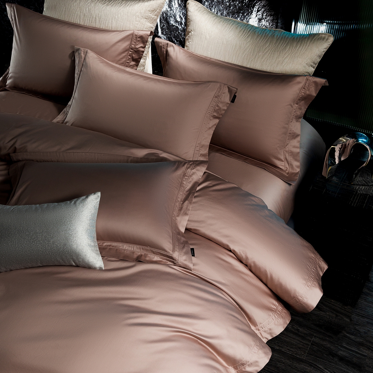 91家纺网 家纺一手货源 找家纺 蕾诺家纺 2026秋冬新品100支双股高奢典藏简约全棉四件套系列 棉凯文-粉豆沙