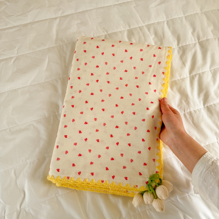 91家纺网 家纺一手货源 找家纺 潮邦创意家居 2026新A类全棉双层纱三角针四角郁金香吊坠盖毯—郁金纱语系列【含A类检测报告】 红爱心