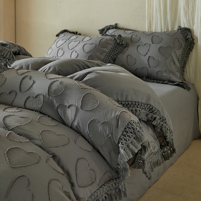 91家纺网 家纺一手货源 找家纺 缘生活 2026春夏新款民宿立体剪花蝴蝶结流苏四件套 剪花爱心流苏深灰