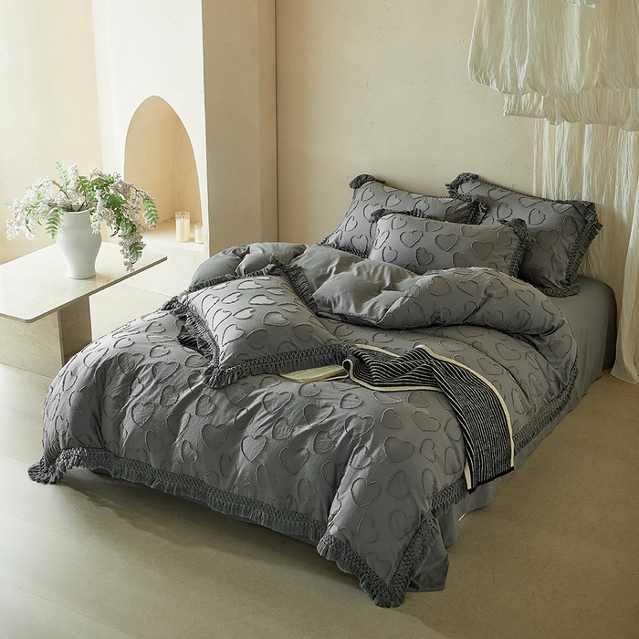 91家纺网 家纺一手货源 找家纺 缘生活 2026春夏新款民宿立体剪花蝴蝶结流苏四件套 剪花爱心流苏深灰