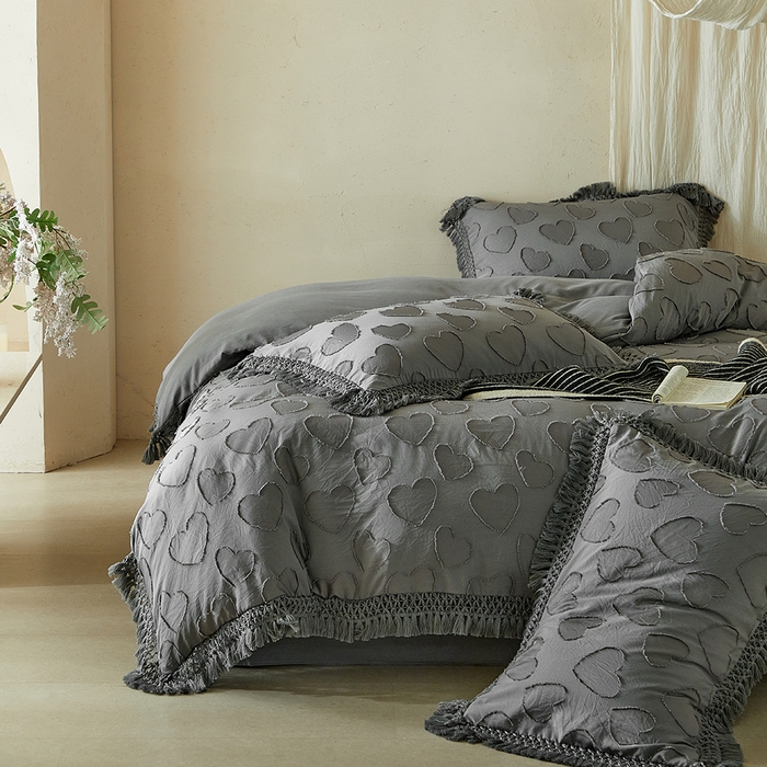 91家纺网 家纺一手货源 找家纺 缘生活 2026春夏新款民宿立体剪花蝴蝶结流苏四件套 剪花爱心流苏深灰