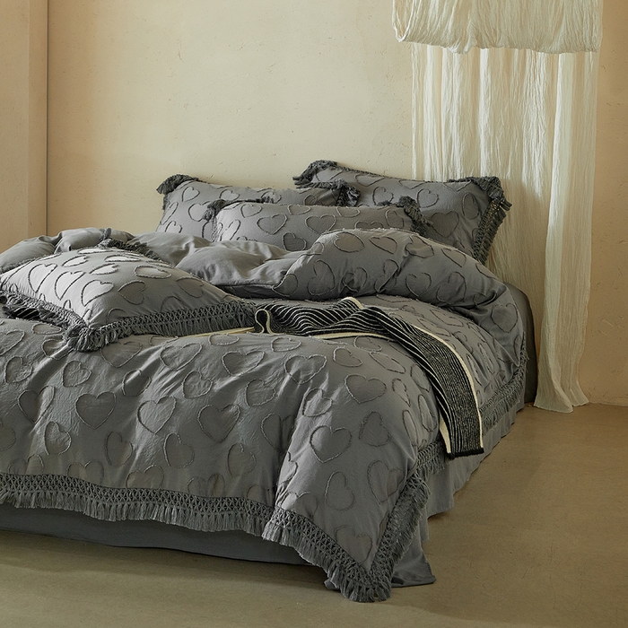 91家纺网 家纺一手货源 找家纺 缘生活 2026春夏新款民宿立体剪花蝴蝶结流苏四件套 剪花爱心流苏深灰