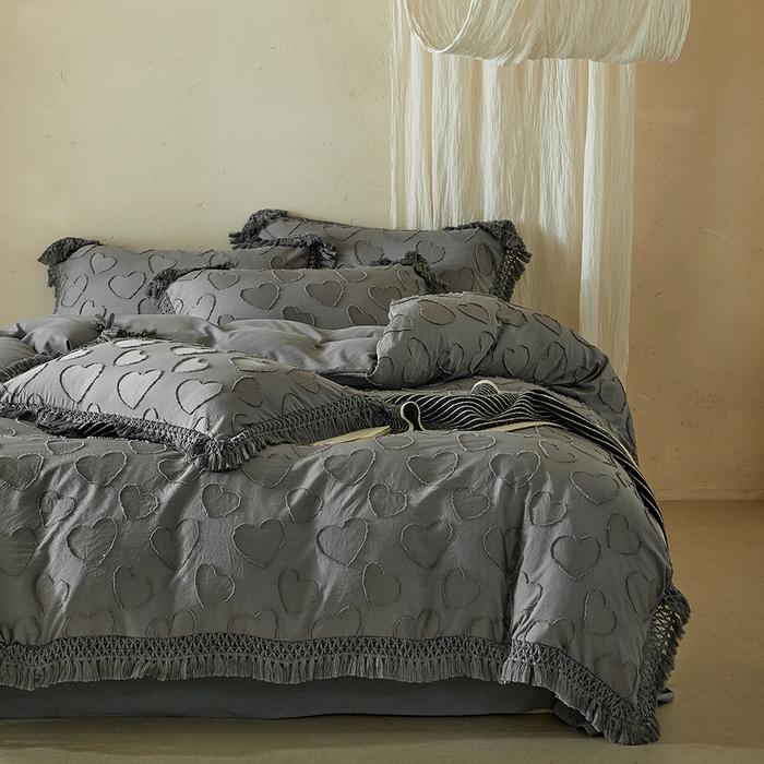 91家纺网 家纺一手货源 找家纺 缘生活 2026春夏新款民宿立体剪花蝴蝶结流苏四件套 剪花爱心流苏深灰