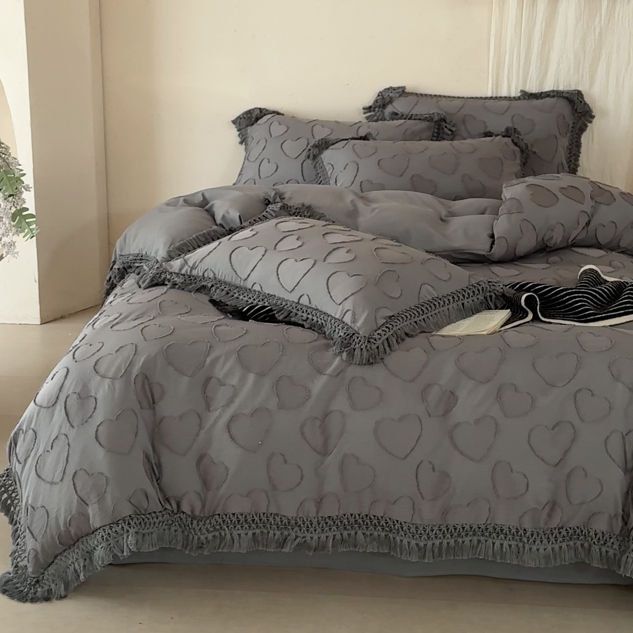 91家纺网 家纺一手货源 找家纺 缘生活 2026春夏新款民宿立体剪花蝴蝶结流苏四件套 剪花爱心流苏深灰