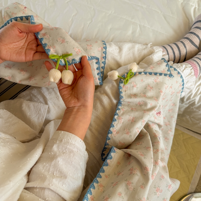 91家纺网 家纺一手货源 找家纺 潮邦创意家居 2026新A类全棉双层纱三角针四角郁金香吊坠盖毯—郁金纱语系列【含A类检测报告】 花朵大耳兔