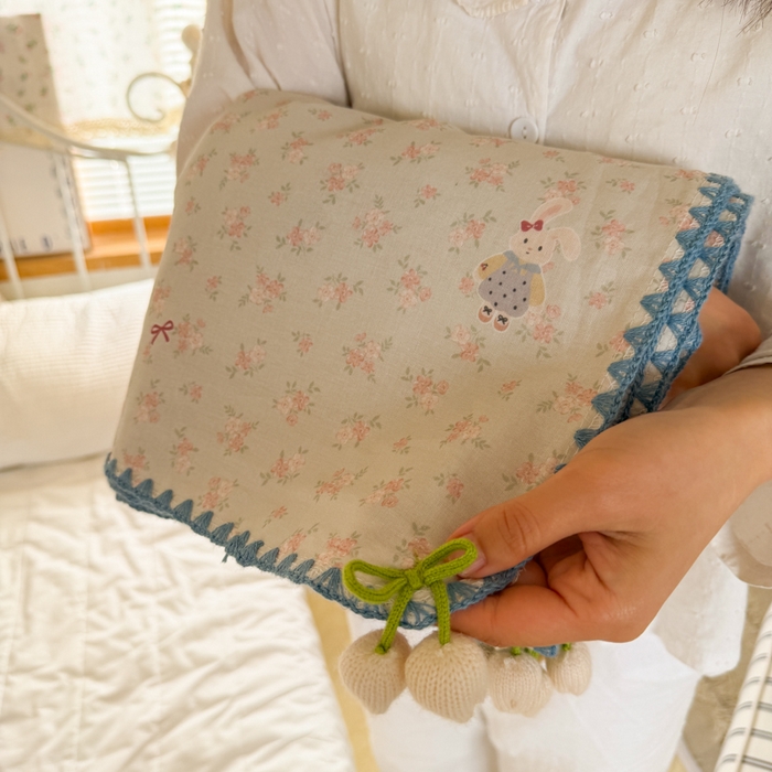 91家纺网 家纺一手货源 找家纺 潮邦创意家居 2026新A类全棉双层纱三角针四角郁金香吊坠盖毯—郁金纱语系列【含A类检测报告】 花朵大耳兔