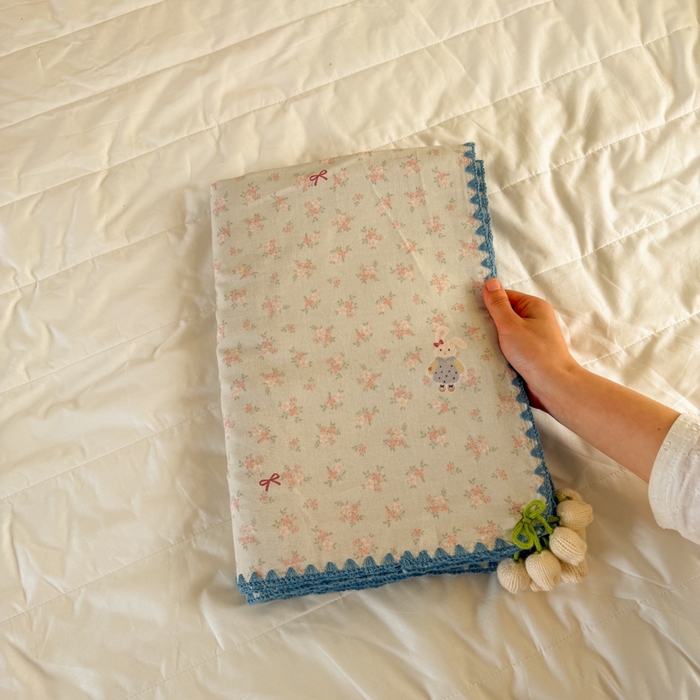 91家纺网 家纺一手货源 找家纺 潮邦创意家居 2026新A类全棉双层纱三角针四角郁金香吊坠盖毯—郁金纱语系列【含A类检测报告】 花朵大耳兔