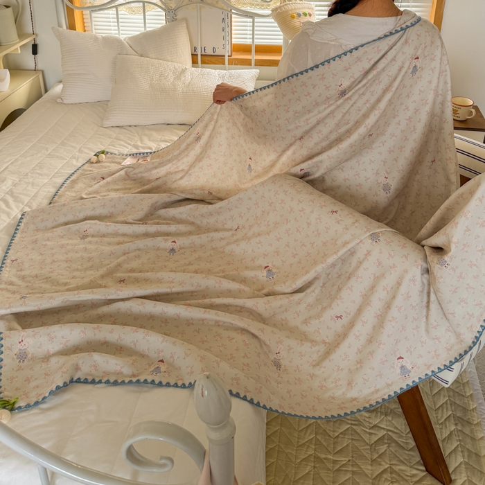 91家纺网 家纺一手货源 找家纺 潮邦创意家居 2026新A类全棉双层纱三角针四角郁金香吊坠盖毯—郁金纱语系列【含A类检测报告】 花朵大耳兔