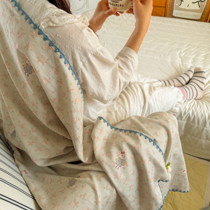 91家纺网 家纺一手货源 找家纺 潮邦创意家居 2026新A类全棉双层纱三角针四角郁金香吊坠盖毯—郁金纱语系列【含A类检测报告】 花朵大耳兔