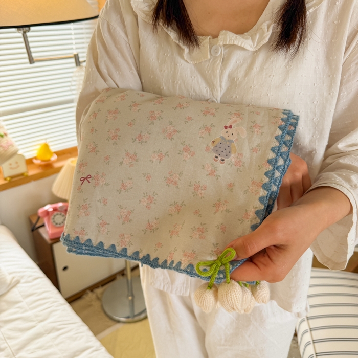 91家纺网 家纺一手货源 找家纺 潮邦创意家居 2026新A类全棉双层纱三角针四角郁金香吊坠盖毯—郁金纱语系列【含A类检测报告】 花朵大耳兔