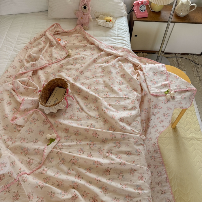 91家纺网 家纺一手货源 找家纺 潮邦创意家居 2026新A类全棉双层纱三角针四角郁金香吊坠盖毯—郁金纱语系列【含A类检测报告】 花间暮语