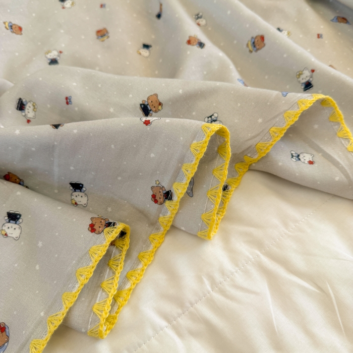 91家纺网 家纺一手货源 找家纺 潮邦创意家居 2026新A类全棉双层纱三角针四角郁金香吊坠盖毯—郁金纱语系列【含A类检测报告】 萌趣猫