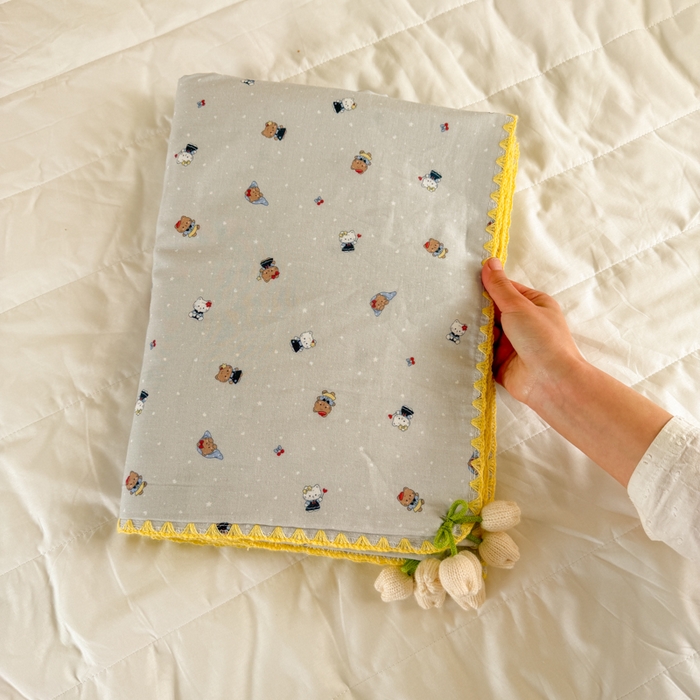 91家纺网 家纺一手货源 找家纺 潮邦创意家居 2026新A类全棉双层纱三角针四角郁金香吊坠盖毯—郁金纱语系列【含A类检测报告】 萌趣猫