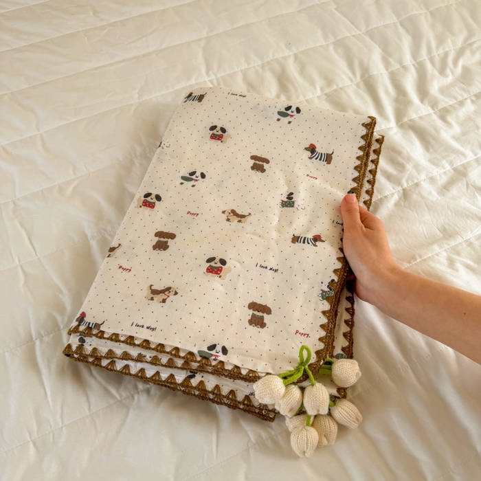 91家纺网 家纺一手货源 找家纺 潮邦创意家居 2026新A类全棉双层纱三角针四角郁金香吊坠盖毯—郁金纱语系列【含A类检测报告】 暖棉汪趣