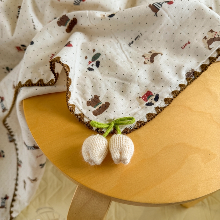 91家纺网 家纺一手货源 找家纺 潮邦创意家居 2026新A类全棉双层纱三角针四角郁金香吊坠盖毯—郁金纱语系列【含A类检测报告】 暖棉汪趣