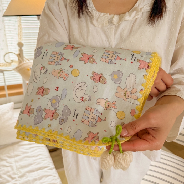 91家纺网 家纺一手货源 找家纺 潮邦创意家居 2026新A类全棉双层纱三角针四角郁金香吊坠盖毯—郁金纱语系列【含A类检测报告】 气球小兔