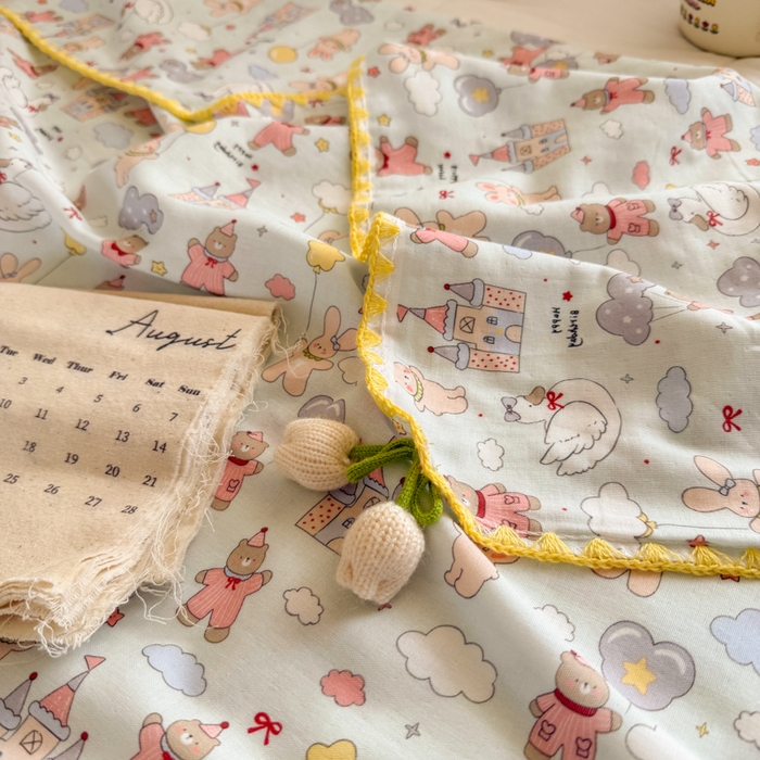 91家纺网 家纺一手货源 找家纺 潮邦创意家居 2026新A类全棉双层纱三角针四角郁金香吊坠盖毯—郁金纱语系列【含A类检测报告】 气球小兔