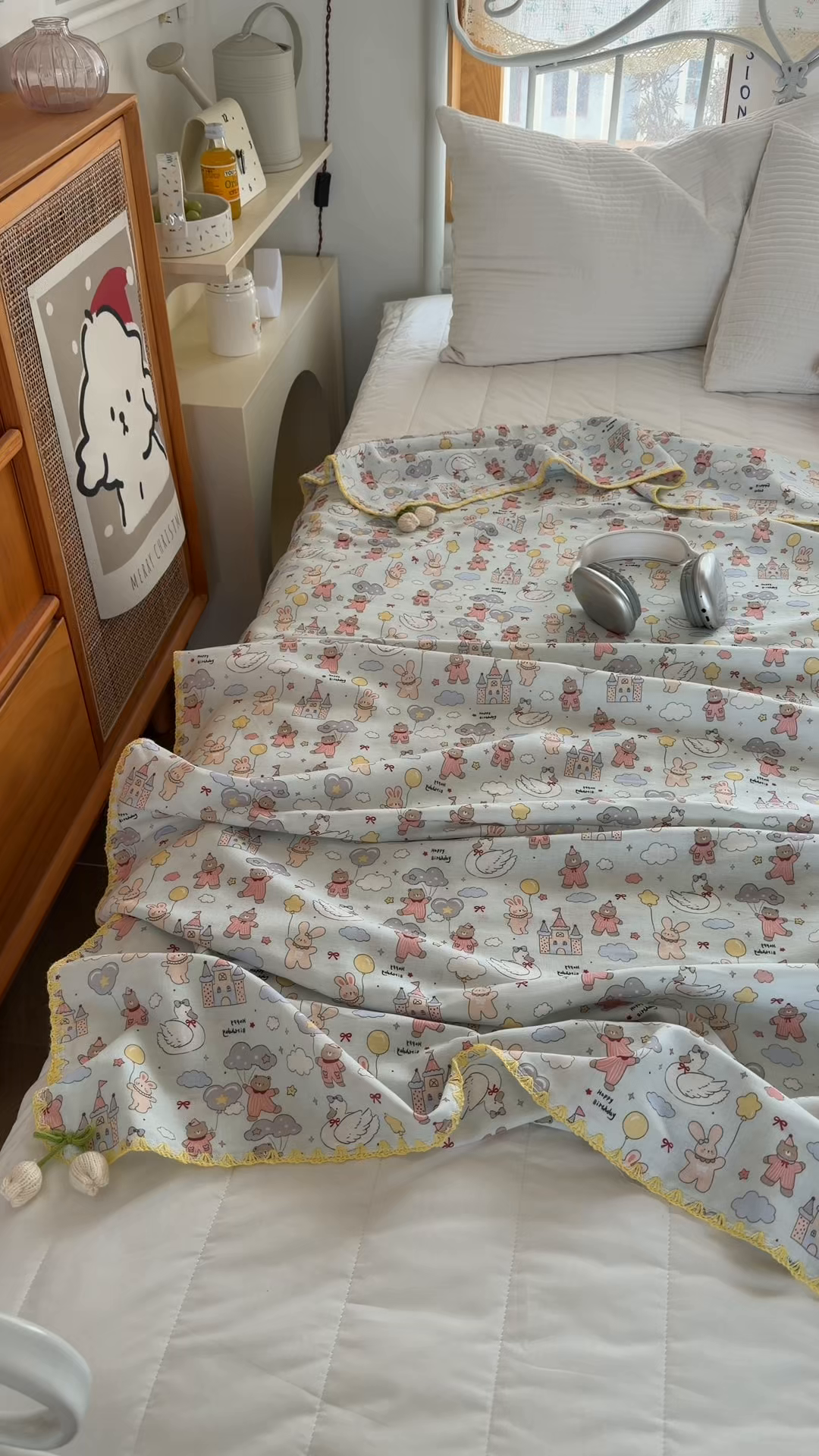 91家纺网 家纺一手货源 找家纺 潮邦创意家居 2026新A类全棉双层纱三角针四角郁金香吊坠盖毯—郁金纱语系列【含A类检测报告】 气球小兔