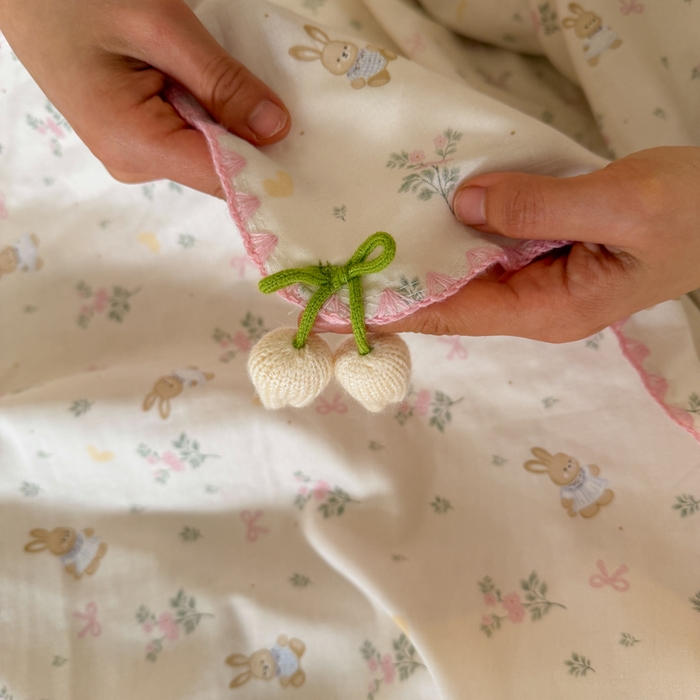 91家纺网 家纺一手货源 找家纺 潮邦创意家居 2026新A类全棉双层纱三角针四角郁金香吊坠盖毯—郁金纱语系列【含A类检测报告】 睡兔