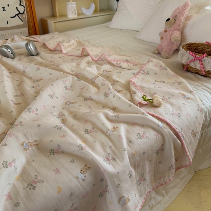 91家纺网 家纺一手货源 找家纺 潮邦创意家居 2026新A类全棉双层纱三角针四角郁金香吊坠盖毯—郁金纱语系列【含A类检测报告】 睡兔