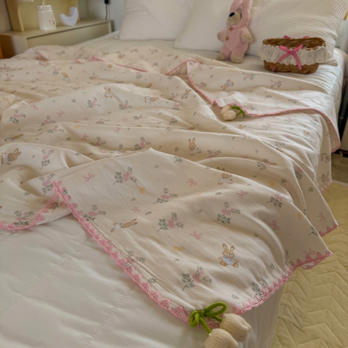 91家纺网 家纺一手货源 找家纺 潮邦创意家居 2026新A类全棉双层纱三角针四角郁金香吊坠盖毯—郁金纱语系列【含A类检测报告】 睡兔