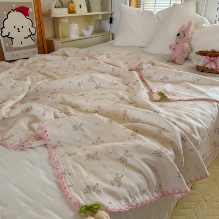 91家纺网 家纺一手货源 找家纺 潮邦创意家居 2026新A类全棉双层纱三角针四角郁金香吊坠盖毯—郁金纱语系列【含A类检测报告】 睡兔