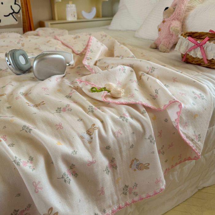 91家纺网 家纺一手货源 找家纺 潮邦创意家居 2026新A类全棉双层纱三角针四角郁金香吊坠盖毯—郁金纱语系列【含A类检测报告】 睡兔