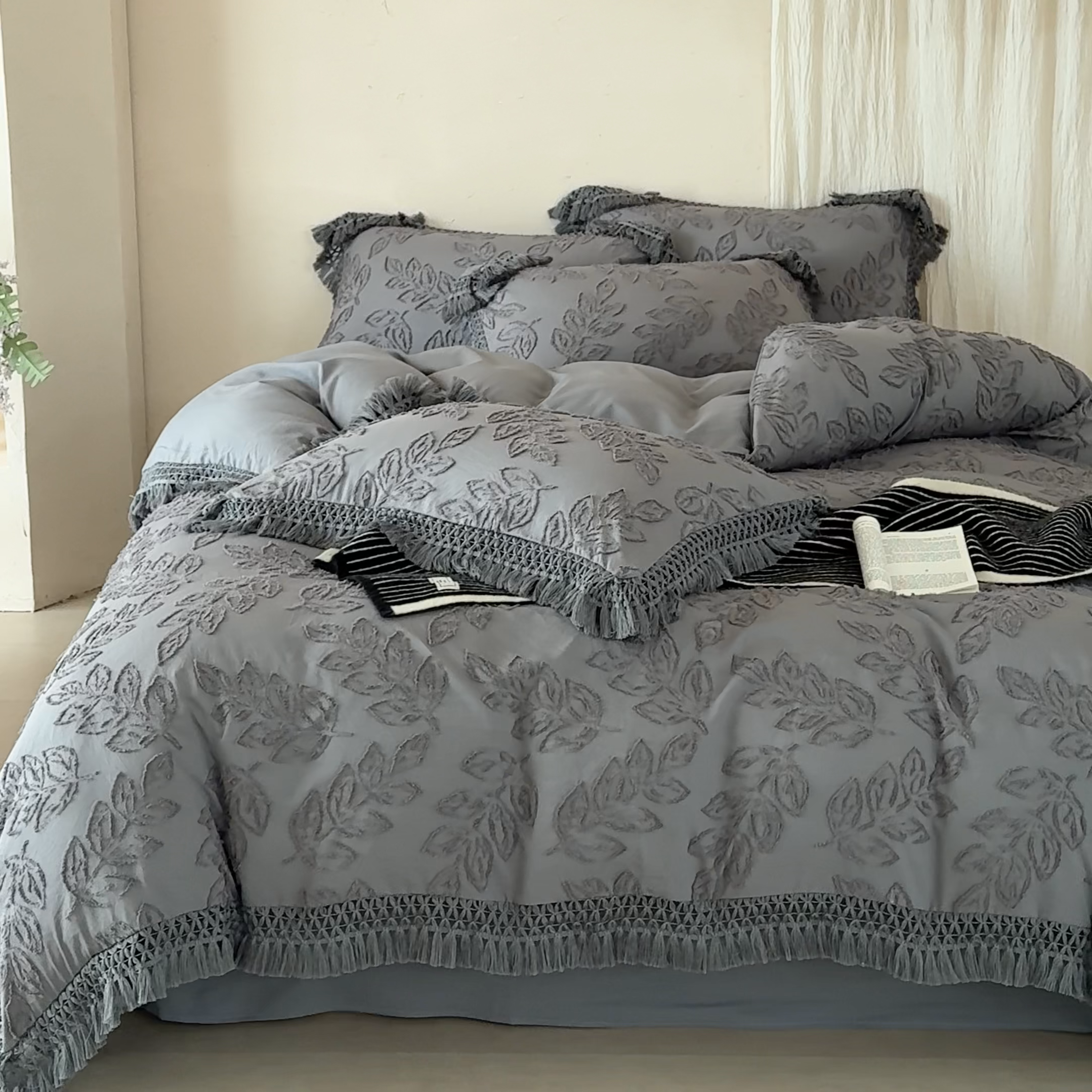 91家纺网 家纺一手货源 找家纺 缘生活 2026春夏新款民宿立体剪花蝴蝶结流苏四件套 剪花落叶流苏深灰