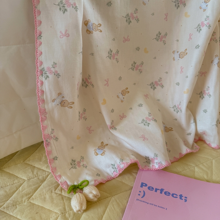 91家纺网 家纺一手货源 找家纺 潮邦创意家居 2026新A类全棉双层纱三角针四角郁金香吊坠盖毯—郁金纱语系列【含A类检测报告】 睡兔