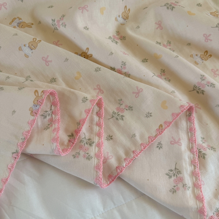 91家纺网 家纺一手货源 找家纺 潮邦创意家居 2026新A类全棉双层纱三角针四角郁金香吊坠盖毯—郁金纱语系列【含A类检测报告】 睡兔