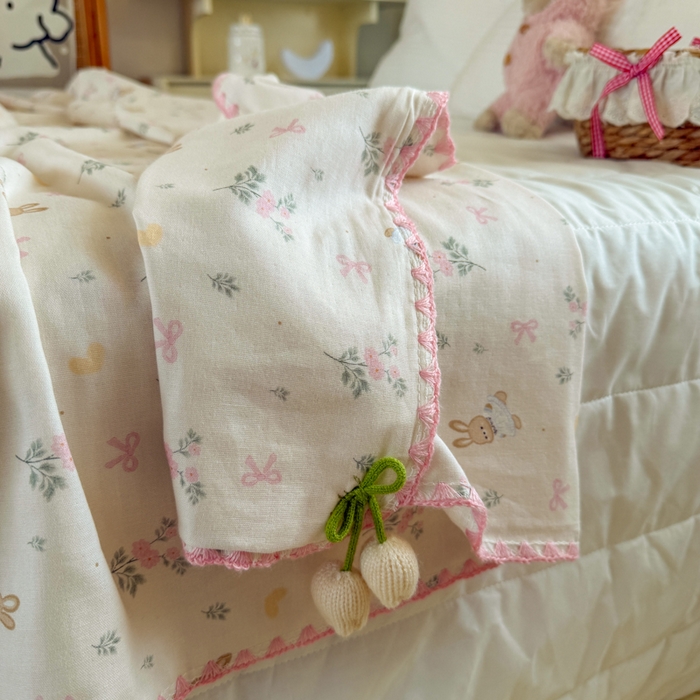 91家纺网 家纺一手货源 找家纺 潮邦创意家居 2026新A类全棉双层纱三角针四角郁金香吊坠盖毯—郁金纱语系列【含A类检测报告】 睡兔