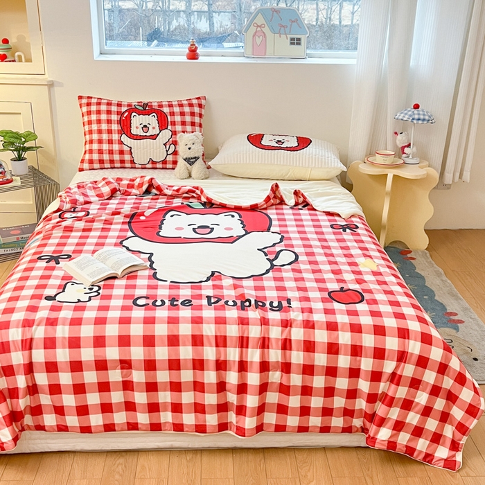 91家纺网 家纺一手货源 找家纺 大彩家居 2026新款针织夏被床盖四件套 红果啵啵狗