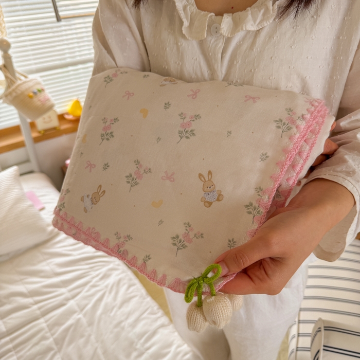 91家纺网 家纺一手货源 找家纺 潮邦创意家居 2026新A类全棉双层纱三角针四角郁金香吊坠盖毯—郁金纱语系列【含A类检测报告】 睡兔