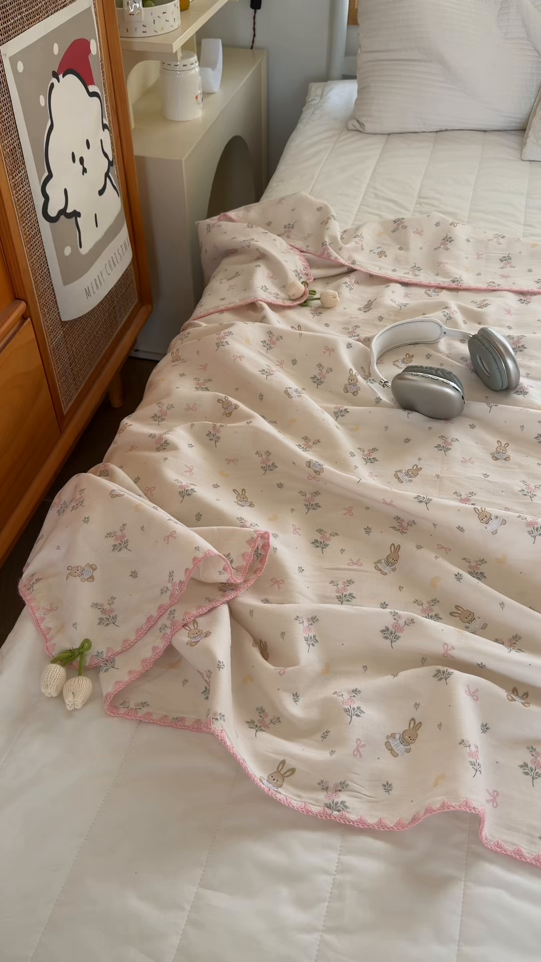 91家纺网 家纺一手货源 找家纺 潮邦创意家居 2026新A类全棉双层纱三角针四角郁金香吊坠盖毯—郁金纱语系列【含A类检测报告】 睡兔