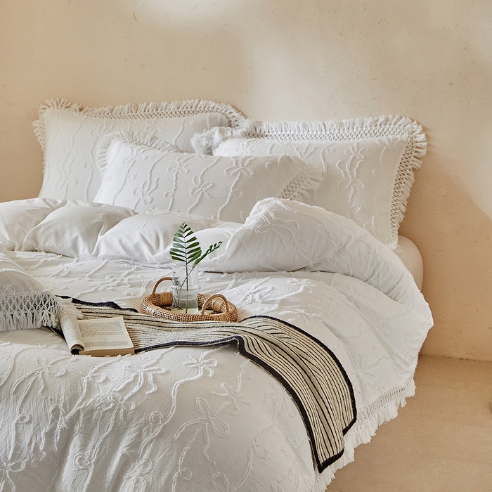 91家纺网 家纺一手货源 找家纺 缘生活 2026春夏新款民宿立体剪花蝴蝶结流苏四件套 剪花竖条纹蝴蝶结流苏本白