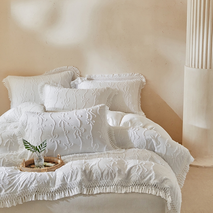 91家纺网 家纺一手货源 找家纺 缘生活 2026春夏新款民宿立体剪花蝴蝶结流苏四件套 剪花竖条纹蝴蝶结流苏本白