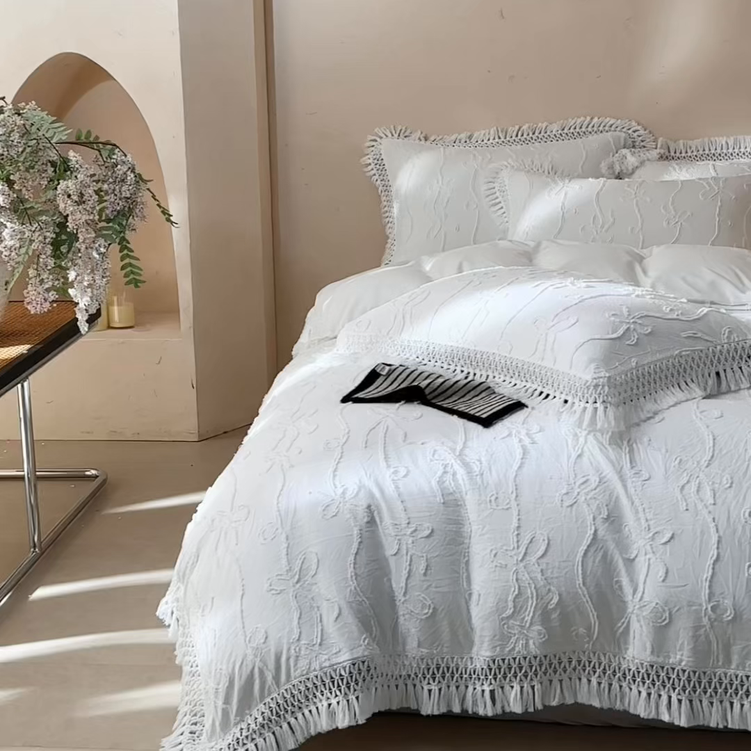 91家纺网 家纺一手货源 找家纺 缘生活 2026春夏新款民宿立体剪花蝴蝶结流苏四件套 剪花竖条纹蝴蝶结流苏本白