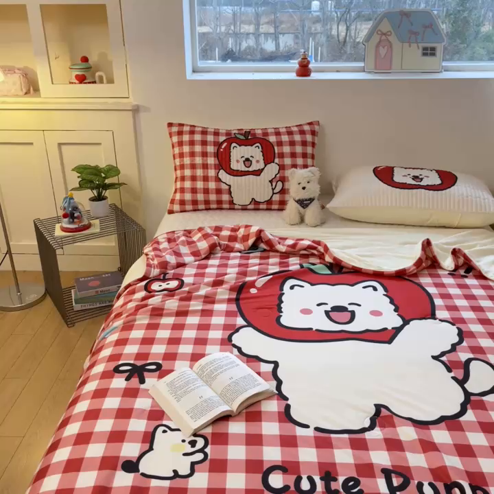 91家纺网 家纺一手货源 找家纺 大彩家居 2026新款针织夏被床盖四件套 红果啵啵狗