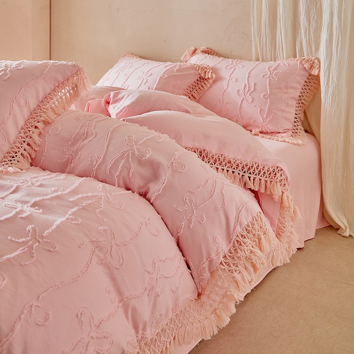 91家纺网 家纺一手货源 找家纺 缘生活 2026春夏新款民宿立体剪花蝴蝶结流苏四件套 剪花竖条纹蝴蝶结流苏粉色