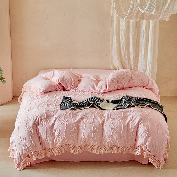 91家纺网 家纺一手货源 找家纺 缘生活 2026春夏新款民宿立体剪花蝴蝶结流苏四件套 剪花竖条纹蝴蝶结流苏粉色